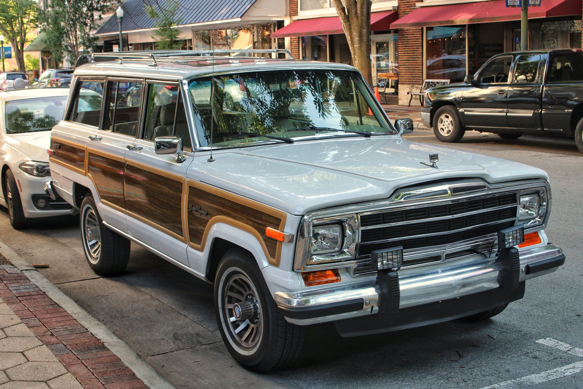 도로를 달리는 SUV