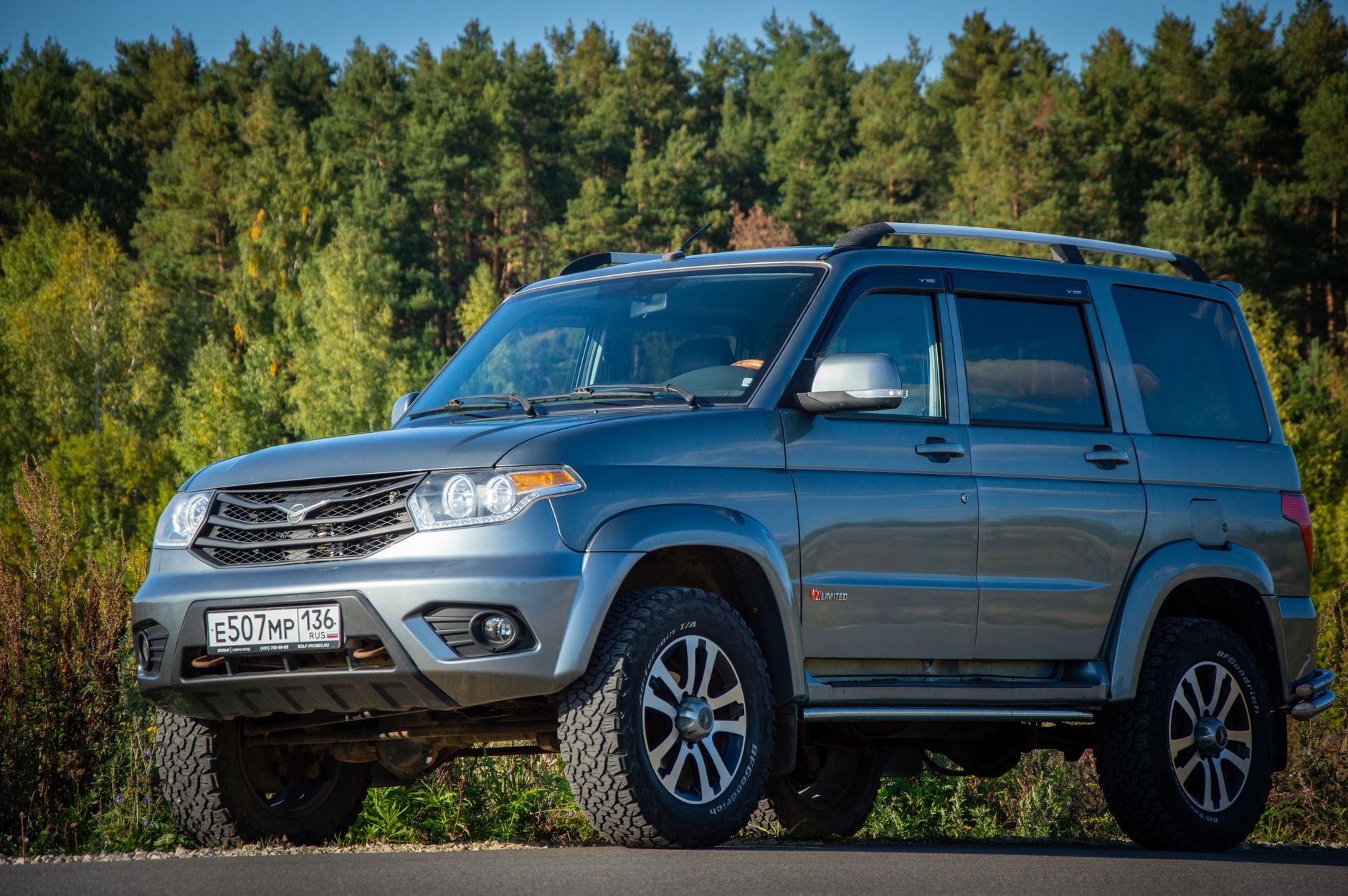 SUV 짐칸에 실린 짐